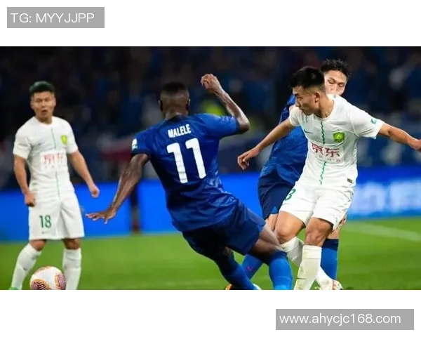 顶级足球明星在比赛中意外受伤引发球迷热议与媒体关注